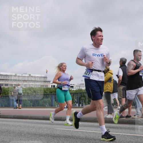 29.06.2025 - hella hamburg halbmarathon Luisa Fischer http://msf.ph/oto/8502508 29.06.2025 10:11:10 Kennedybrücke 16241, 427, 154, 1427, 4228, 5347, 6100 meine-sportfotos.de