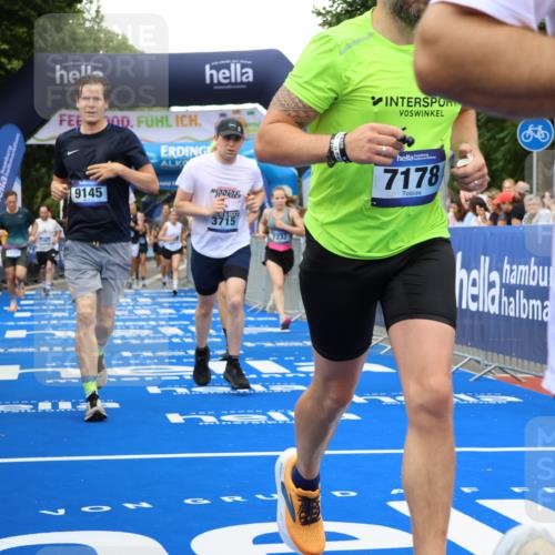 29.06.2025 - hella hamburg halbmarathon Strokosch-Dieckow http://msf.ph/oto/8502531 29.06.2025 10:52:27 Ziel 3715, 4140, 6561, 6562, 7178, 7232, 8371, 8661, 9145, 9739, 9876, 11791, 13015, 13211, 13301, 14561, 15001, 15144, 15980, 17997, 18982 meine-sportfotos.de