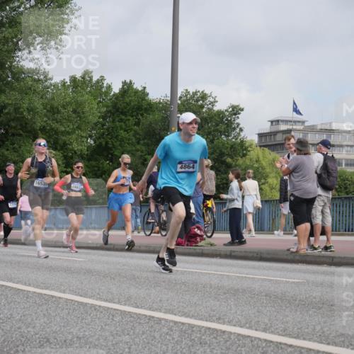 29.06.2025 - hella hamburg halbmarathon Luisa Fischer http://msf.ph/oto/8502561 29.06.2025 10:11:20 Kennedybrücke 90, 16535, 16915, 4864, 1527, 2190, 2309, 4864, 5347, 9071 meine-sportfotos.de