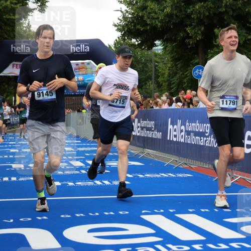 29.06.2025 - hella hamburg halbmarathon Strokosch-Dieckow http://msf.ph/oto/8502567 29.06.2025 10:52:28 Ziel 3715, 6561, 6562, 7178, 7232, 8371, 8661, 9145, 9739, 9876, 11791, 13015, 13211, 13301, 14561, 15001, 15144, 15980, 17997, 18982 meine-sportfotos.de