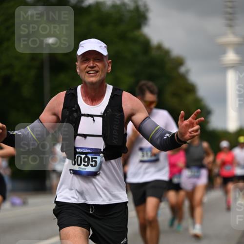 29.06.2025 - hella hamburg halbmarathon Dr. Thomas Lammeyer http://msf.ph/oto/8502669 29.06.2025 10:25:43 Kennedybrücke 1072, 1191, 1250, 1401, 2271, 2315, 2353, 2635, 2956, 3122, 3606, 3770, 3817, 4697, 4786, 5061, 5122, 5373, 5395, 5493, 5759, 5957, 6086, 7075, 7228, 7522, 7553, 7781, 8095, 8286, 9108, 9369, 9499, 9532, 9624, 10019, 10125, 10374, 10874, 11117 meine-sportfotos.de