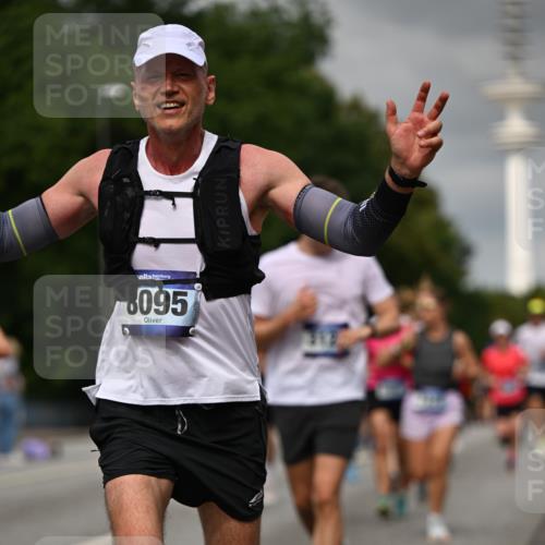 29.06.2025 - hella hamburg halbmarathon Dr. Thomas Lammeyer http://msf.ph/oto/8502674 29.06.2025 10:25:43 Kennedybrücke 1072, 1191, 1250, 1401, 2271, 2315, 2353, 2635, 2956, 3122, 3606, 3770, 3817, 4697, 4786, 5061, 5122, 5373, 5395, 5493, 5759, 5957, 6086, 7075, 7228, 7522, 7553, 7781, 8095, 8286, 9108, 9369, 9499, 9532, 9624, 10019, 10125, 10374, 10874, 11117 meine-sportfotos.de