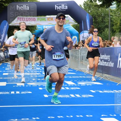 29.06.2025 - hella hamburg halbmarathon Strokosch-Dieckow http://msf.ph/oto/8502677 29.06.2025 10:52:23 Ziel 3715, 4140, 4419, 4587, 6164, 7178, 7232, 7896, 8371, 8661, 9145, 9876, 11791, 13015, 13211, 13707, 14561, 15144, 15446, 15980, 17773, 17997 meine-sportfotos.de
