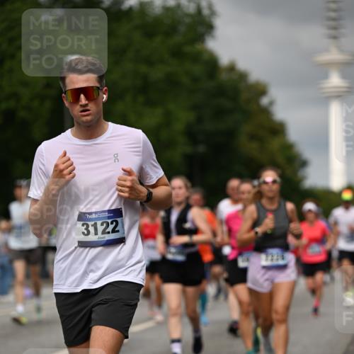 29.06.2025 - hella hamburg halbmarathon Dr. Thomas Lammeyer http://msf.ph/oto/8502725 29.06.2025 10:25:44 Kennedybrücke 1072, 1191, 1250, 1401, 2271, 2315, 2353, 2635, 2815, 3122, 3606, 3770, 3817, 4697, 4786, 5061, 5122, 5373, 5395, 5493, 5759, 5957, 6086, 7075, 7228, 7522, 7553, 7781, 8095, 8286, 9369, 9499, 9532, 9624, 10019, 10125, 10374, 10874, 11117, 11425 meine-sportfotos.de
