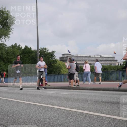 29.06.2025 - hella hamburg halbmarathon Luisa Fischer http://msf.ph/oto/8502742 29.06.2025 10:11:49 Kennedybrücke 3270, 667, 971, 1147, 2427, 2978, 4859, 5885, 6674, 7198, 9718, 9823, 10092, 10857 meine-sportfotos.de