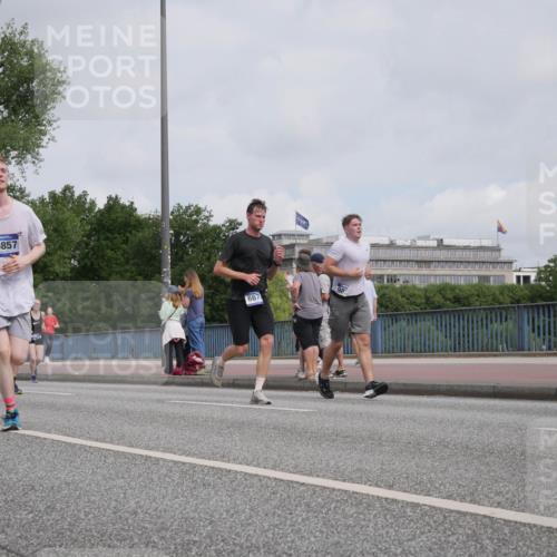 29.06.2025 - hella hamburg halbmarathon Luisa Fischer http://msf.ph/oto/8502753 29.06.2025 10:11:51 Kennedybrücke 7198, 10857, 667, 1147, 2427, 2978, 4859, 5885, 6674, 7198, 9718, 9823, 9951, 9958, 10092, 10609, 10857 meine-sportfotos.de