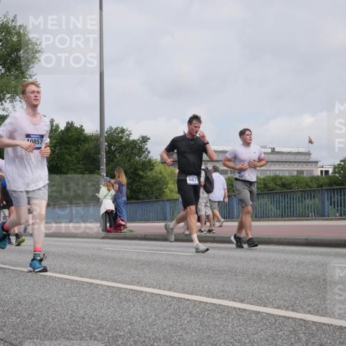 29.06.2025 - hella hamburg halbmarathon Luisa Fischer http://msf.ph/oto/8502759 29.06.2025 10:11:51 Kennedybrücke 7198, 10857, 667, 98, 1147, 2427, 2978, 4859, 5885, 6674, 7198, 9718, 9823, 9951, 9958, 10092, 10609, 10857 meine-sportfotos.de