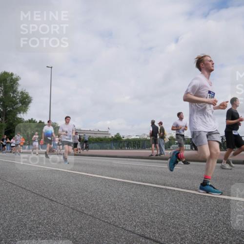 29.06.2025 - hella hamburg halbmarathon Luisa Fischer http://msf.ph/oto/8502777 29.06.2025 10:11:54 Kennedybrücke 7198, 10, 2427, 4859, 6674, 7198, 9823, 9951, 9958, 10092, 10609, 10857 meine-sportfotos.de