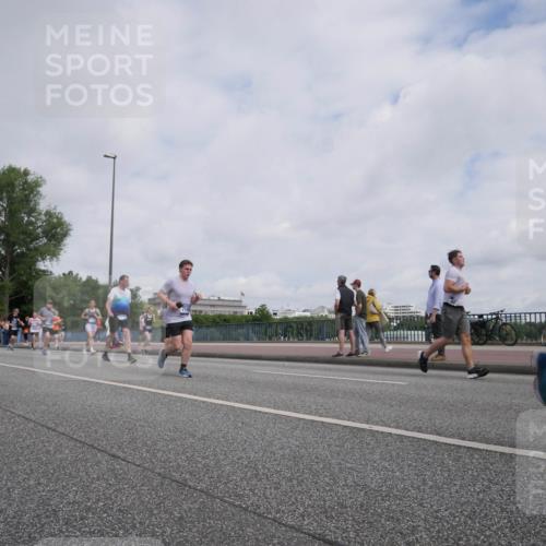 29.06.2025 - hella hamburg halbmarathon Luisa Fischer http://msf.ph/oto/8502779 29.06.2025 10:11:54 Kennedybrücke 2427, 4859, 6674, 7198, 9823, 9951, 9958, 10092, 10609, 10857 meine-sportfotos.de