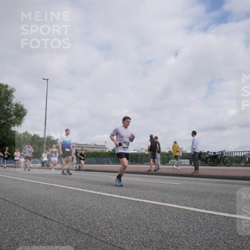 29.06.2025 - hella hamburg halbmarathon Luisa Fischer http://msf.ph/oto/8502788 29.06.2025 10:11:55 Kennedybrücke 719, 98, 2427, 4859, 6674, 7198, 9823, 9951, 9958, 10092, 10609, 10857 meine-sportfotos.de