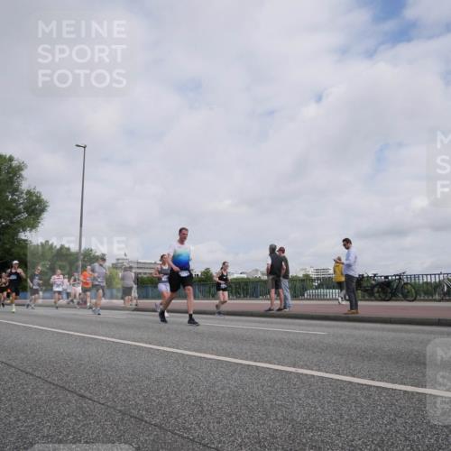29.06.2025 - hella hamburg halbmarathon Luisa Fischer http://msf.ph/oto/8502802 29.06.2025 10:11:56 Kennedybrücke 2427, 3762, 4859, 7198, 9823, 9951, 9958, 10092, 10609 meine-sportfotos.de