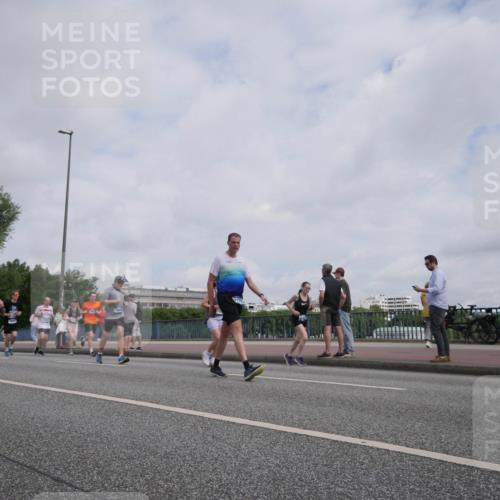 29.06.2025 - hella hamburg halbmarathon Luisa Fischer http://msf.ph/oto/8502808 29.06.2025 10:11:57 Kennedybrücke 191, 2427, 3762, 4859, 7198, 9823, 9951, 9958, 10092, 10609 meine-sportfotos.de