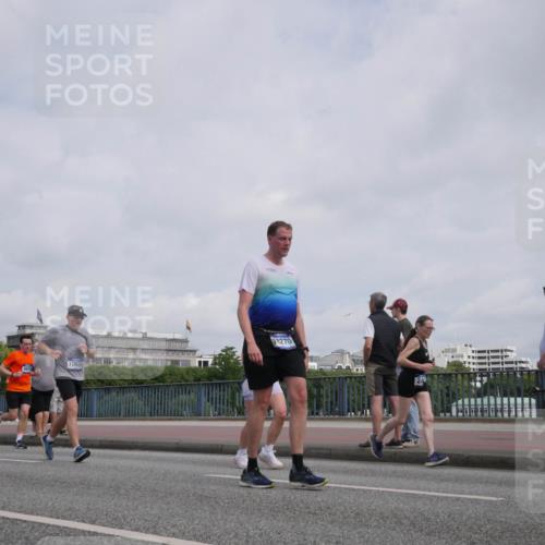 29.06.2025 - hella hamburg halbmarathon Luisa Fischer http://msf.ph/oto/8502813 29.06.2025 10:11:57 Kennedybrücke 9951, 210, 4859, 10609, 78270, 24, 2427, 3762, 4859, 7198, 9823, 9951, 9958, 10092, 10609 meine-sportfotos.de