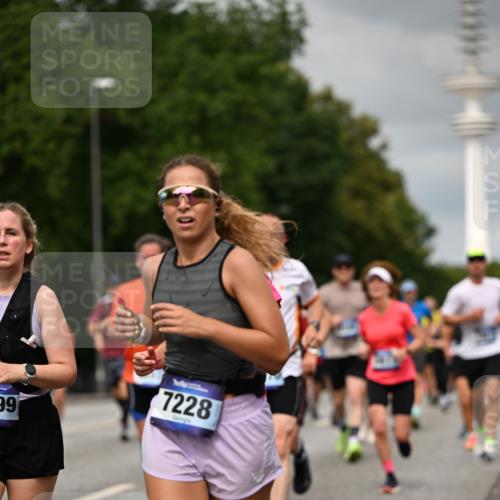 29.06.2025 - hella hamburg halbmarathon Dr. Thomas Lammeyer http://msf.ph/oto/8502818 29.06.2025 10:25:47 Kennedybrücke 1072, 1191, 1250, 1401, 1958, 2271, 2315, 2353, 2529, 2635, 2815, 2841, 3122, 3606, 3770, 3817, 4697, 4786, 5061, 5122, 5395, 5412, 5493, 5759, 5957, 6086, 6103, 7075, 7228, 7522, 7781, 8095, 8286, 8959, 9326, 9369, 9483, 9499, 9532, 9624, 10019, 10125, 10374, 10787, 10874, 11117, 11425 meine-sportfotos.de