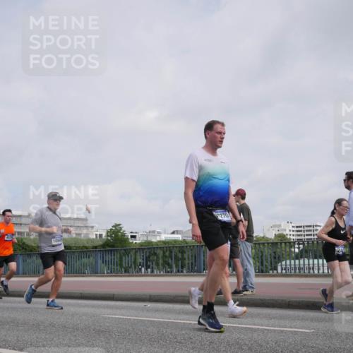 29.06.2025 - hella hamburg halbmarathon Luisa Fischer http://msf.ph/oto/8502820 29.06.2025 10:11:57 Kennedybrücke 13210, 4859, 10609, 23270, 24, 2427, 3762, 4859, 7198, 9823, 9951, 9958, 10092, 10609 meine-sportfotos.de
