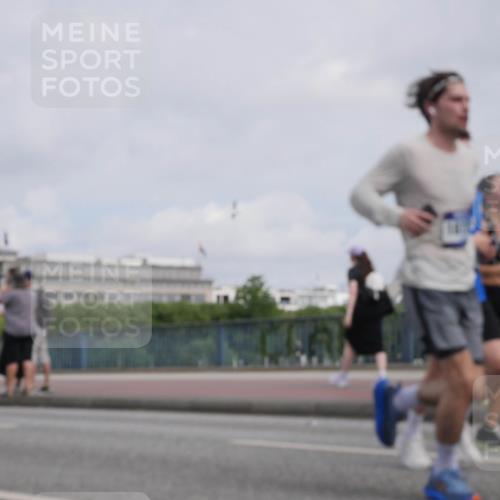 29.06.2025 - hella hamburg halbmarathon Luisa Fischer http://msf.ph/oto/8502876 29.06.2025 10:12:03 Kennedybrücke 1823, 3762, 4592, 9951, 9958, 10035, 10194, 10609 meine-sportfotos.de