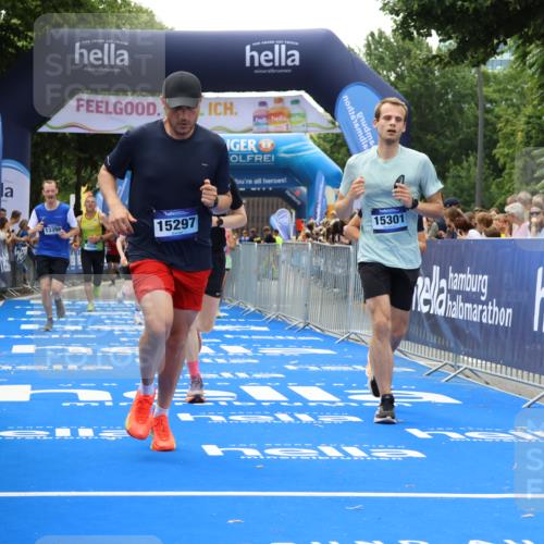 29.06.2025 - hella hamburg halbmarathon Strokosch-Dieckow http://msf.ph/oto/8502894 29.06.2025 10:42:48 Ziel 5011, 5477, 7105, 9371, 9534, 13398, 13725, 14447, 14560, 14813, 14849, 15297, 15301, 15851, 18559, 18659 meine-sportfotos.de