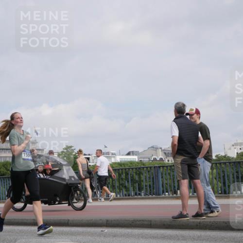 29.06.2025 - hella hamburg halbmarathon Luisa Fischer http://msf.ph/oto/8502918 29.06.2025 10:12:09 Kennedybrücke 15586, 1559, 1823, 3762, 4592, 9297, 10035, 10194 meine-sportfotos.de