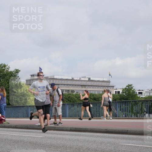 29.06.2025 - hella hamburg halbmarathon Luisa Fischer http://msf.ph/oto/8502937 29.06.2025 10:12:11 Kennedybrücke 4592, 1823, 4592, 9297, 10035, 10194 meine-sportfotos.de