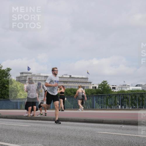 29.06.2025 - hella hamburg halbmarathon Luisa Fischer http://msf.ph/oto/8502944 29.06.2025 10:12:12 Kennedybrücke 1823, 4592, 7081, 9297 meine-sportfotos.de