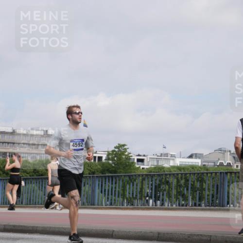 29.06.2025 - hella hamburg halbmarathon Luisa Fischer http://msf.ph/oto/8502951 29.06.2025 10:12:12 Kennedybrücke 4592, 1823, 4592, 7081, 9297 meine-sportfotos.de