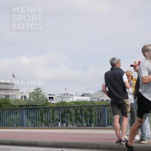 29.06.2025 - hella hamburg halbmarathon Luisa Fischer http://msf.ph/oto/8502960 29.06.2025 10:12:13 Kennedybrücke 1823, 4592, 7081, 9297, 9306 meine-sportfotos.de