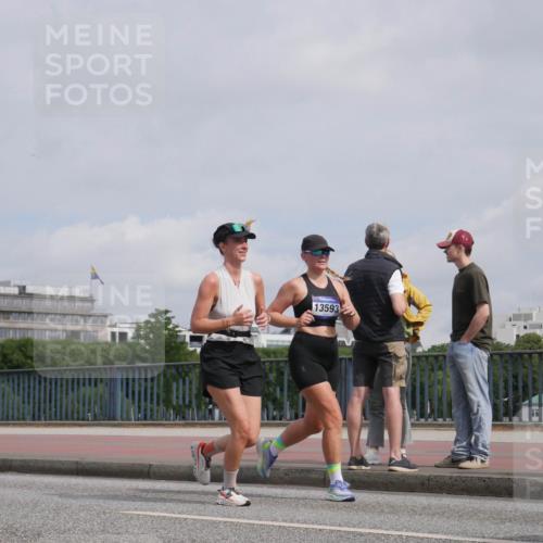 29.06.2025 - hella hamburg halbmarathon Luisa Fischer http://msf.ph/oto/8502994 29.06.2025 10:12:18 Kennedybrücke 13593, 7081, 9297, 9306 meine-sportfotos.de