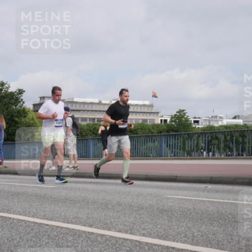 29.06.2025 - hella hamburg halbmarathon Luisa Fischer http://msf.ph/oto/8503031 29.06.2025 10:12:27 Kennedybrücke 10819, 7187, 10819 meine-sportfotos.de