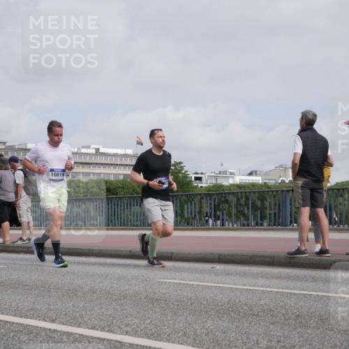 29.06.2025 - hella hamburg halbmarathon Luisa Fischer http://msf.ph/oto/8503035 29.06.2025 10:12:28 Kennedybrücke 10819, 7187, 10819 meine-sportfotos.de