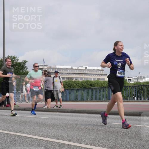 29.06.2025 - hella hamburg halbmarathon Luisa Fischer http://msf.ph/oto/8503052 29.06.2025 10:12:30 Kennedybrücke 12567, 18505, 7187, 10819 meine-sportfotos.de