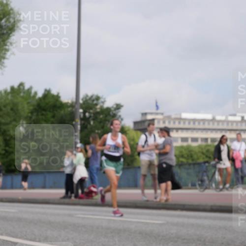 29.06.2025 - hella hamburg halbmarathon Luisa Fischer http://msf.ph/oto/8503096 29.06.2025 10:12:35 Kennedybrücke 7187, 7636, 9781 meine-sportfotos.de
