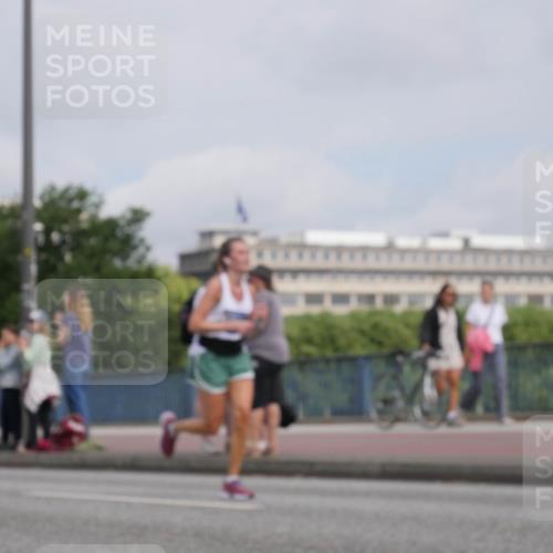 29.06.2025 - hella hamburg halbmarathon Luisa Fischer http://msf.ph/oto/8503104 29.06.2025 10:12:35 Kennedybrücke 7187, 7636, 9781 meine-sportfotos.de