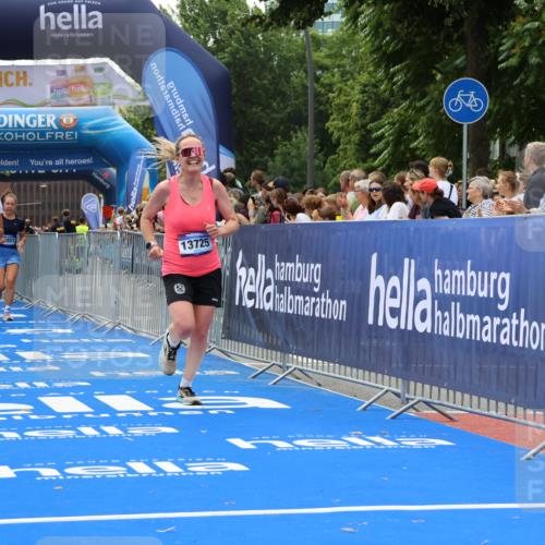 29.06.2025 - hella hamburg halbmarathon Strokosch-Dieckow http://msf.ph/oto/8503172 29.06.2025 10:42:44 Ziel 1700, 5011, 5477, 7105, 9371, 9534, 13398, 13725, 14447, 14560, 14813, 15297, 15301, 15851, 17000, 18275 meine-sportfotos.de