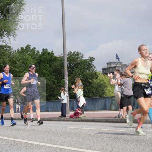 29.06.2025 - hella hamburg halbmarathon Luisa Fischer http://msf.ph/oto/8503183 29.06.2025 10:12:44 Kennedybrücke 9366, 10036, 9434, 943, 1636, 1496, 1838, 3921, 5511, 7333, 7636, 9366, 9434, 9674, 9781, 10036 meine-sportfotos.de