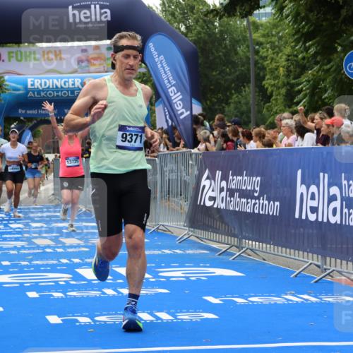 29.06.2025 - hella hamburg halbmarathon Strokosch-Dieckow http://msf.ph/oto/8503188 29.06.2025 10:42:42 Ziel 1700, 7105, 9371, 9534, 13483, 13725, 14560, 14813, 15297, 15301, 15851, 17000, 18275, 18632 meine-sportfotos.de