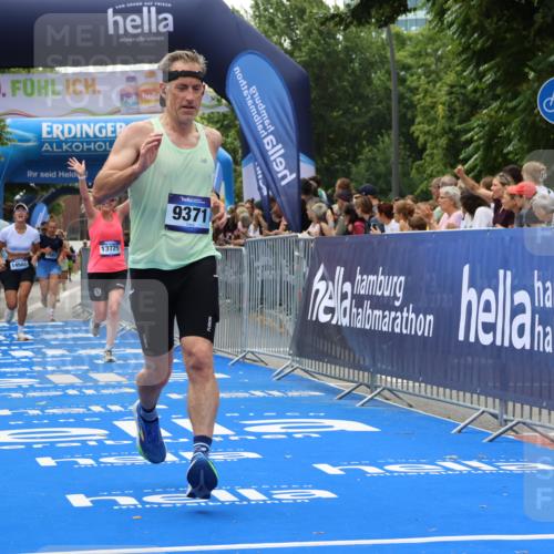 29.06.2025 - hella hamburg halbmarathon Strokosch-Dieckow http://msf.ph/oto/8503203 29.06.2025 10:42:42 Ziel 1700, 7105, 9371, 9534, 13483, 13725, 14560, 14813, 15297, 15301, 15851, 17000, 18275, 18632 meine-sportfotos.de