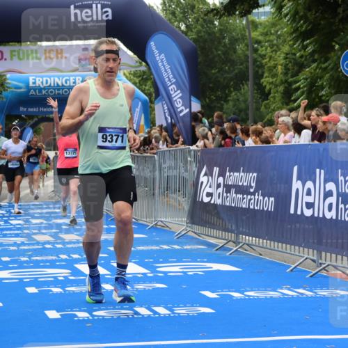29.06.2025 - hella hamburg halbmarathon Strokosch-Dieckow http://msf.ph/oto/8503213 29.06.2025 10:42:42 Ziel 1700, 7105, 9371, 9534, 13483, 13725, 14560, 14813, 15297, 15301, 15851, 17000, 18275, 18632 meine-sportfotos.de