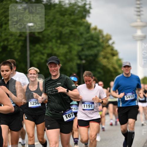 29.06.2025 - hella hamburg halbmarathon Dr. Thomas Lammeyer http://msf.ph/oto/8503214 29.06.2025 10:25:59 Kennedybrücke 1072, 1158, 1191, 1250, 1401, 1668, 1958, 2009, 2271, 2315, 2353, 2529, 2815, 2841, 3606, 3770, 3817, 3825, 3826, 4046, 4289, 4697, 5122, 5412, 5493, 5641, 5759, 5957, 6086, 6103, 7075, 7228, 7375, 7612, 7672, 8286, 8431, 8860, 8896, 8959, 9002, 9062, 9326, 9327, 9369, 9483, 9499, 9532, 9635, 10019, 10125, 10374, 10787, 10921, 11117, 11425 meine-sportfotos.de