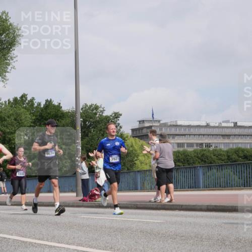29.06.2025 - hella hamburg halbmarathon Luisa Fischer http://msf.ph/oto/8503221 29.06.2025 10:12:49 Kennedybrücke 7333, 1838, 9674, 3921, 1838, 3921, 5511, 7333, 8219, 9366, 9434, 9674, 10036 meine-sportfotos.de