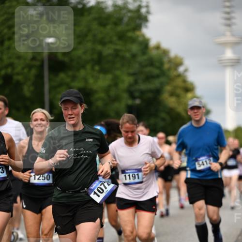 29.06.2025 - hella hamburg halbmarathon Dr. Thomas Lammeyer http://msf.ph/oto/8503231 29.06.2025 10:26:00 Kennedybrücke 1072, 1158, 1191, 1250, 1401, 1668, 1958, 2009, 2315, 2353, 2529, 2815, 2841, 3606, 3770, 3817, 3825, 3826, 4046, 4289, 4697, 5122, 5412, 5493, 5641, 5759, 6086, 6103, 7075, 7375, 7612, 7672, 8286, 8431, 8860, 8896, 8959, 9002, 9062, 9326, 9327, 9369, 9483, 9499, 9532, 9635, 9788, 10019, 10125, 10374, 10787, 10921, 11117, 11425 meine-sportfotos.de