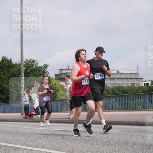 29.06.2025 - hella hamburg halbmarathon Luisa Fischer http://msf.ph/oto/8503237 29.06.2025 10:12:51 Kennedybrücke 1838, 7333, 9674, 0010, 3921, 1573, 1838, 3921, 5511, 7042, 7333, 8219, 9366, 9674 meine-sportfotos.de