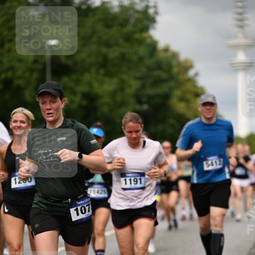 29.06.2025 - hella hamburg halbmarathon Dr. Thomas Lammeyer http://msf.ph/oto/8503243 29.06.2025 10:26:00 Kennedybrücke 1072, 1158, 1191, 1250, 1401, 1668, 1958, 2009, 2315, 2353, 2529, 2815, 2841, 3606, 3770, 3817, 3825, 3826, 4046, 4289, 4697, 5122, 5412, 5493, 5641, 5759, 6086, 6103, 7075, 7375, 7612, 7672, 8286, 8431, 8860, 8896, 8959, 9002, 9062, 9326, 9327, 9369, 9483, 9499, 9532, 9635, 9788, 10019, 10125, 10374, 10787, 10921, 11117, 11425 meine-sportfotos.de