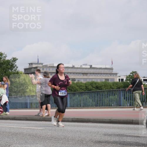 29.06.2025 - hella hamburg halbmarathon Luisa Fischer http://msf.ph/oto/8503245 29.06.2025 10:12:52 Kennedybrücke 1838, 1573, 1838, 3921, 5511, 7042, 7333, 8219, 9366, 9674 meine-sportfotos.de