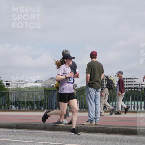 29.06.2025 - hella hamburg halbmarathon Luisa Fischer http://msf.ph/oto/8503257 29.06.2025 10:12:56 Kennedybrücke 8219, 1573, 1838, 7042, 8090, 8219, 8890 meine-sportfotos.de