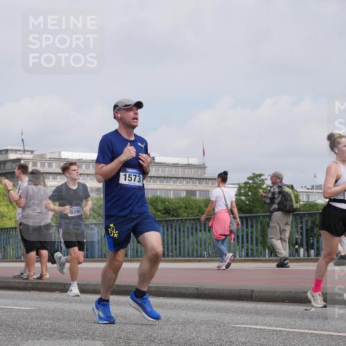 29.06.2025 - hella hamburg halbmarathon Luisa Fischer http://msf.ph/oto/8503291 29.06.2025 10:13:01 Kennedybrücke 8890, 1573, 11027, 1483, 1513, 1573, 7042, 7685, 8090, 8890, 9681, 9816 meine-sportfotos.de