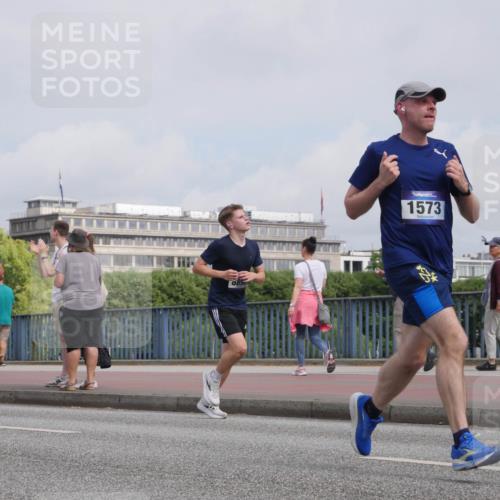 29.06.2025 - hella hamburg halbmarathon Luisa Fischer http://msf.ph/oto/8503293 29.06.2025 10:13:02 Kennedybrücke 19023, 0850, 1573, 1483, 1513, 1573, 7042, 7250, 7685, 8090, 8890, 9681, 9816 meine-sportfotos.de