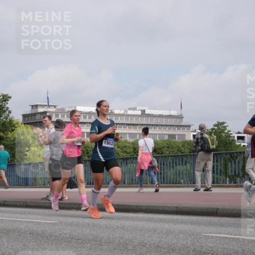 29.06.2025 - hella hamburg halbmarathon Luisa Fischer http://msf.ph/oto/8503299 29.06.2025 10:13:03 Kennedybrücke 13660, 8090, 19023, 8890, 1483, 1513, 1573, 7042, 7250, 7685, 8090, 8890, 9681, 9816 meine-sportfotos.de