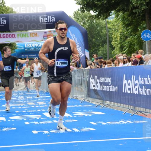29.06.2025 - hella hamburg halbmarathon Strokosch-Dieckow http://msf.ph/oto/8503302 29.06.2025 10:42:38 Ziel 1700, 1735, 4235, 7508, 9371, 9534, 13483, 13725, 17000, 17016, 18275, 18632 meine-sportfotos.de