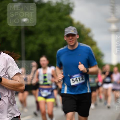 29.06.2025 - hella hamburg halbmarathon Dr. Thomas Lammeyer http://msf.ph/oto/8503303 29.06.2025 10:26:02 Kennedybrücke 1072, 1158, 1191, 1250, 1269, 1401, 1668, 1958, 2009, 2315, 2353, 2529, 2815, 2841, 3606, 3770, 3825, 3826, 4046, 4289, 4375, 4697, 5122, 5412, 5493, 5641, 5759, 6103, 7075, 7375, 7612, 7672, 8286, 8431, 8860, 8896, 8959, 9002, 9062, 9326, 9327, 9369, 9483, 9499, 9532, 9635, 9788, 10019, 10125, 10374, 10787, 10902, 10921, 11117, 11425 meine-sportfotos.de