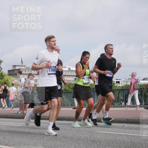 29.06.2025 - hella hamburg halbmarathon Luisa Fischer http://msf.ph/oto/8503335 29.06.2025 10:13:07 Kennedybrücke 17683, 151, 685, 1483, 1513, 4389, 7250, 7685, 8090, 9681, 9816, 9988 meine-sportfotos.de
